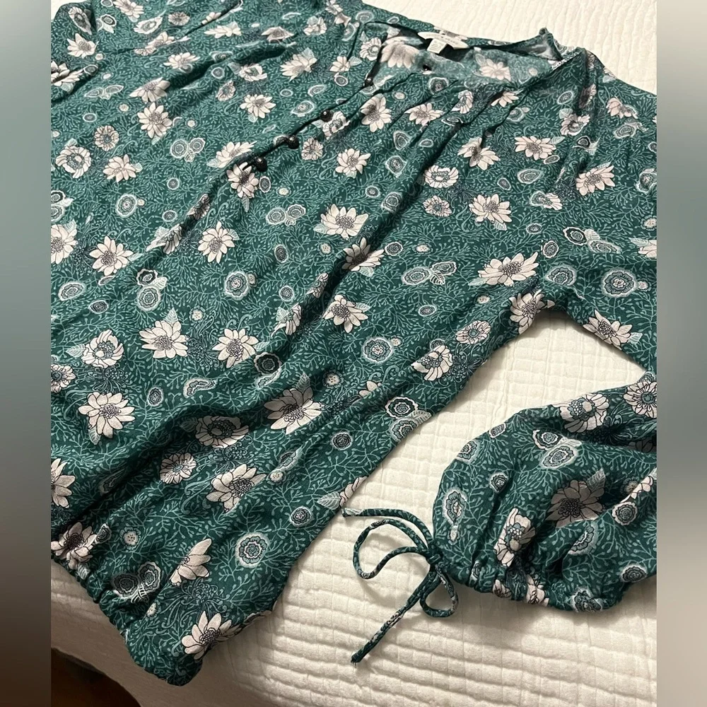 Lucky Brand Green Floral Peasant Top with Delicate Round Buttons - Picture 5 of 7